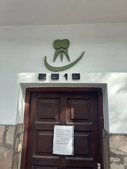 La puerta del consultorio con el logo y el número 2515