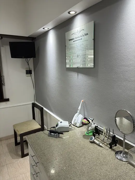 El consultorio con el diploma en la pared