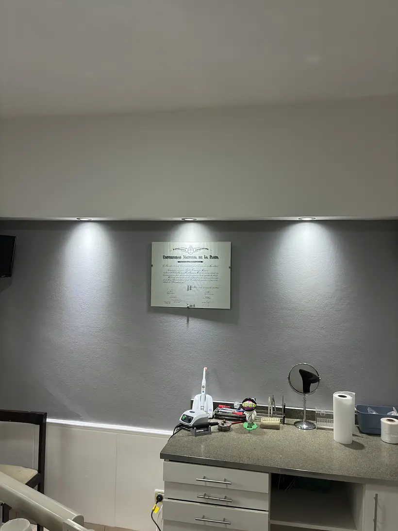 La mesada del consultorio con el diploma en la pared